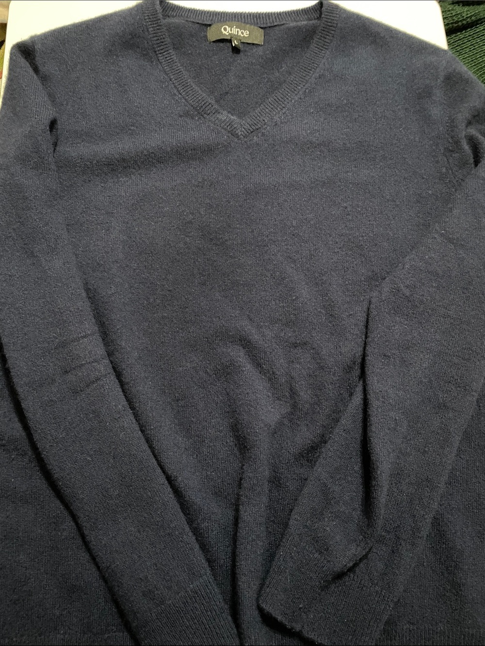 Quince Men's V-Neck Sweater in Navy Blue 100% cashmere